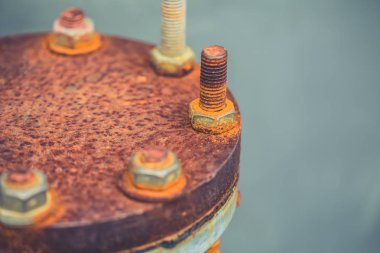 closeup eski boru kap grunge paslı somun ve cıvata 
