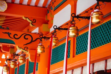 Japon tapınak bir Shinto Tapınağı saçak altında asılı Suzu veya altın çan.
