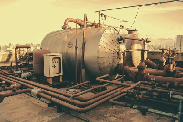 老式复古工业机旧 grunge 生锈管道和锅炉水箱. — 图库照片