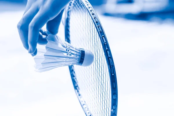 Badmintonsport beginnt mit Nahaufnahme-Handaufschlag — Stockfoto