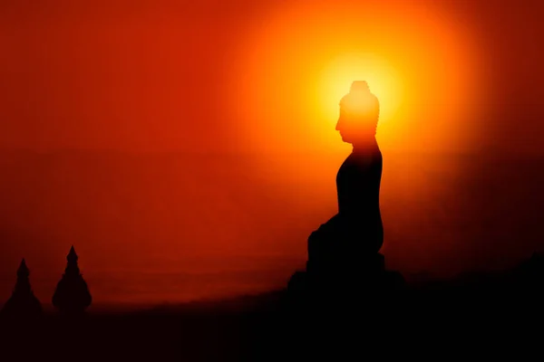 Silhouette de Bouddha, ombre bouddhiste avec sagesse éclaire la lumière diffusée . — Photo