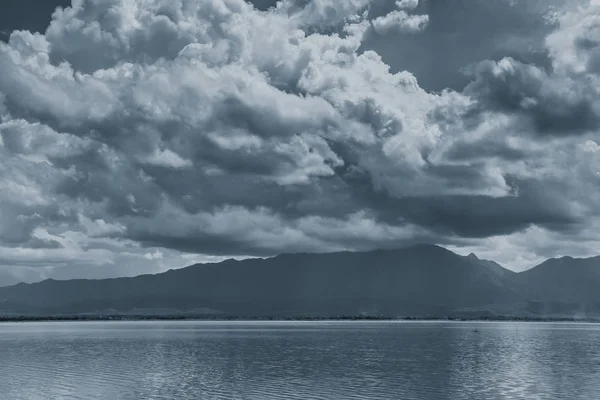 Lac ciel de montagne et nuage mono ton noir et blanc . — Photo