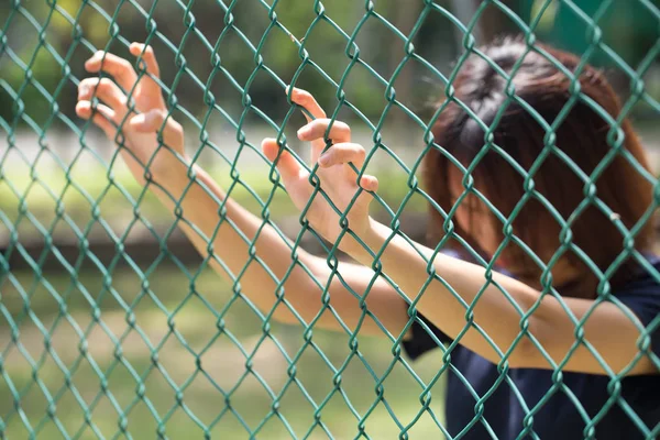 Prision adolescente chica mujeres en la jaula mano en valla prisión en la cárcel, no libertad lucha concepto . —  Fotos de Stock