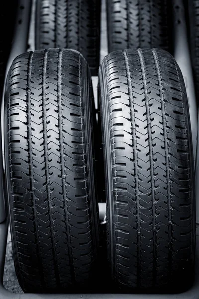 清洁轮胎、 黑色新闪亮的车轮胎、 双轮胎的全地形. — 图库照片