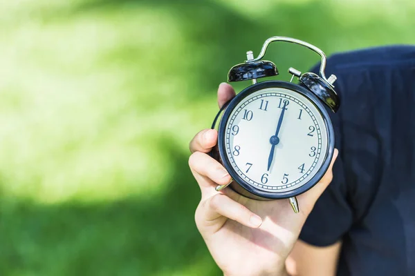 6 Uhr morgens mit Zeiger die Uhr halten — Stockfoto