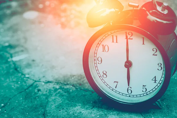 Nahaufnahme Vintage Clock selektiver Fokus bei 6 Uhr — Stockfoto