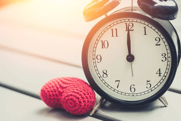 12 heures de rétro horloge vintage avec coeur rouge et soleil matin — Photo