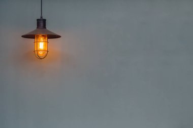 metin için asmak ampul retro loft tarzı yer ile gri duvar.
