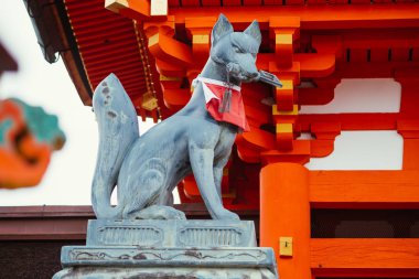 Japonya'da Fushimi Inari tapınak (Fushimi Inari Taisha) Tapınağı'nda Fox taş heykel