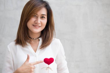 Aşk armağanı vermek, Asyalı kadın el ele vermek güzel kırmızı kalp