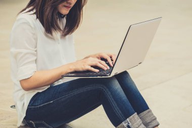 Kahve kafe işyeri dizüstü bilgisayarda yazarak iş iş kadın