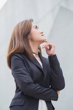 Asya çalışan kadın mimari arka bina ile düşünme düşünmek veya iş kız.