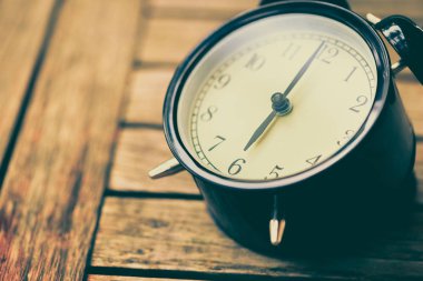 Eski saat 6 yönünde üzerine ahşap masa vintage renk tonu.