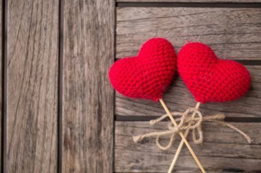 tatlı sevgi dolu arka plan, kırmızı aşk çift kalp ahşap masa üzerinde.