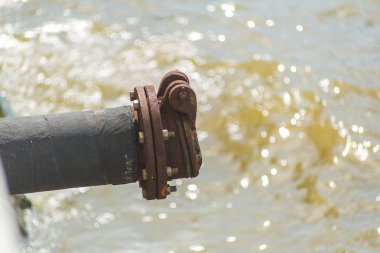 Atık su boru dışarı nehir veya kanalizasyon drenaj borusu.