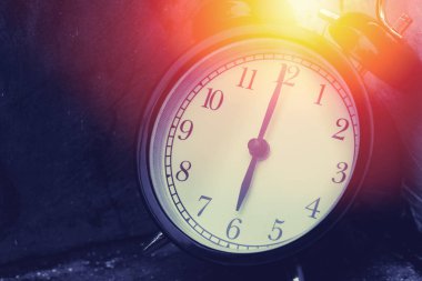 Güneş ışığı bellek zaman kavramı ile koyu renk tonusu 6 saat vintage saat.