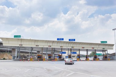 Hızlı şekilde paralı yol ya da otoyol kapısı ödeme otoyol ücret karşılığında, Bangkok Tayland.