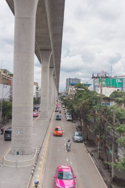 BTS gökyüzü tren yüksek demiryolu istasyonunda Bang Po Bangkok Tayland.