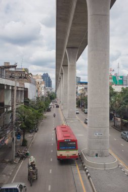 BTS gökyüzü tren yüksek demiryolu istasyonunda Bang Po Bangkok Tayland.