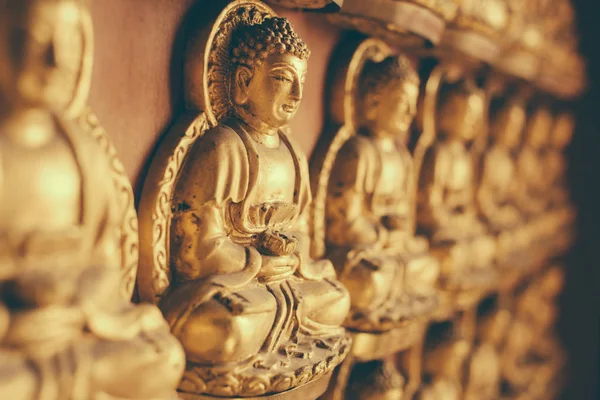 Fila de patrón de estilo chino de Buda dorado para tono de color vintage de fondo . — Foto de Stock