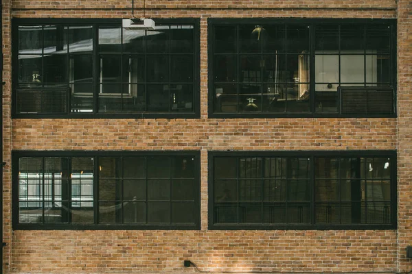 Vintage ipari gyár loft stílusú design építészet nagy windows-háttér. — Stock Fotó