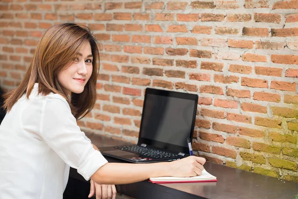 Sonreír a las mujeres que trabajan pensando en hacer negocios de trabajo escritor piensa y escribe en portátil o computadora portátil . — Foto de Stock