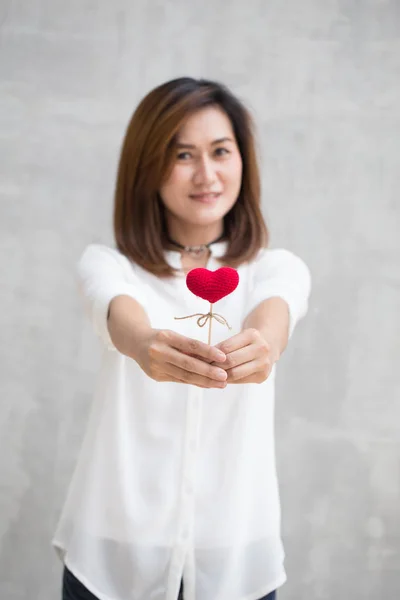 Att ge kärlek gåva, asiatisk kvinna hand hålla ge vacker rött hjärta söta kärleksfull — Stockfoto