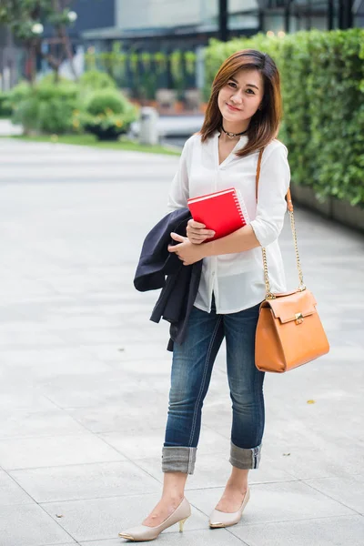 Trabajadora de oficina de negocios tailandesa en ropa casual o mujeres trabajadoras sonríen y felices con ir a trabajar . — Foto de Stock