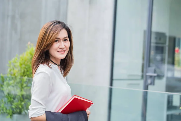 Trabajadora de oficina de negocios tailandesa en ropa casual o mujeres trabajadoras sonríen y felices con ir a trabajar . — Foto de Stock