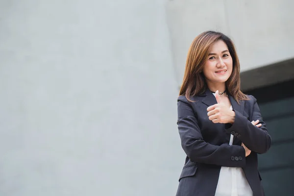 Asiática mujer trabajadora pulgar hacia arriba o chica de negocios buen trabajo — Foto de Stock