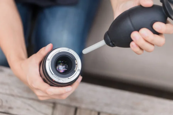 Reinigen van de lens van de camera met lucht blower. — Stockfoto