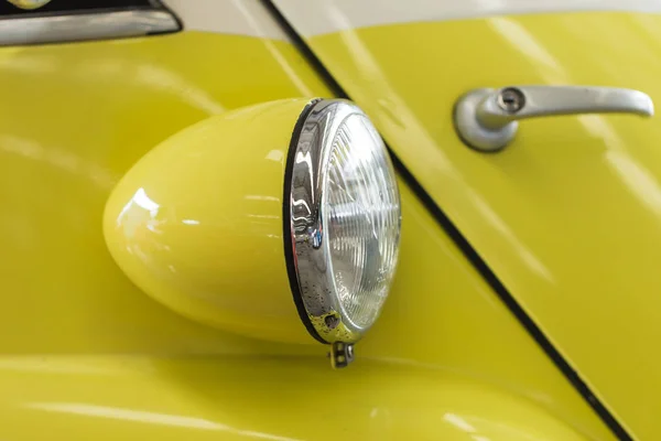 Faro de coche de estilo vintage o luz delantera . —  Fotos de Stock