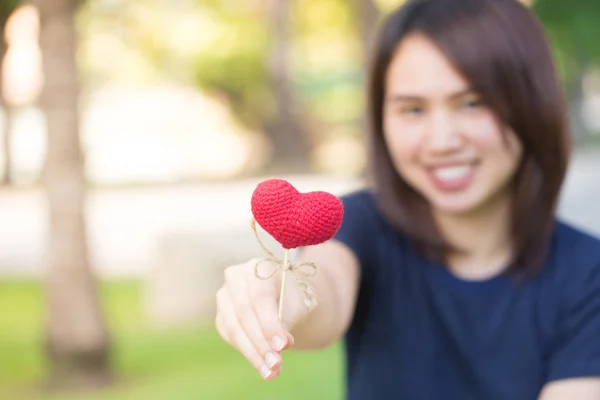 Dando amor, asiática adolescente sonrisa dar rojo corazón . —  Fotos de Stock
