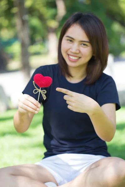 Het geven van liefde, Aziatische tiener smile vinger wijzen op rood hart. — Stockfoto