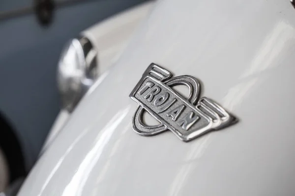 "Trojan "Vintage mini coche logotipo del fabricante británico de automóviles que producen coches ligeros entre 1914 y 1965 . —  Fotos de Stock