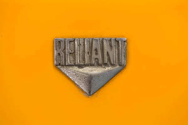 "Reliant " Vintage mini car logo of British automobile manufacturer producing 3-wheeled Reliant Robin cars between 1970 and 1990. — Stock Photo, Image