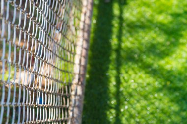 Yeşil cam bölme içinde spor alanı için arka plan ile bulanıklık.