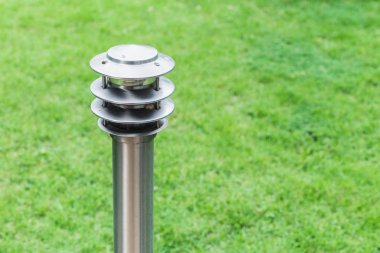 Çim alandaki ışık kutup