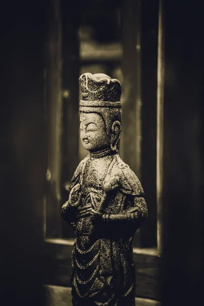 Estatua tallada en piedra de estilo Buda japonés antiguo — Foto de Stock