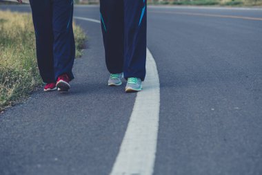 birlikte beyaz çizgi ile yolda yürürken arkadaş.