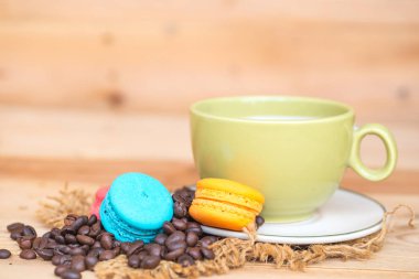 Macaron kek kahve veya ahşap zemin üzerine acıbadem kurabiyesi