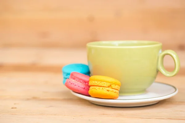 Gâteaux au macaron avec café ou macaron sur fond de bois — Photo