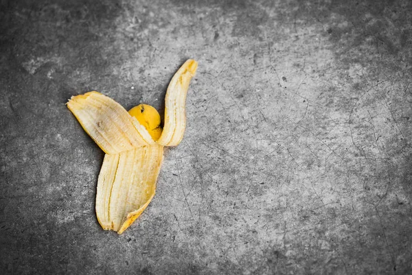 Écorce de banane sur le sol avec espace pour le texte, marcher soigneusement concept . — Photo