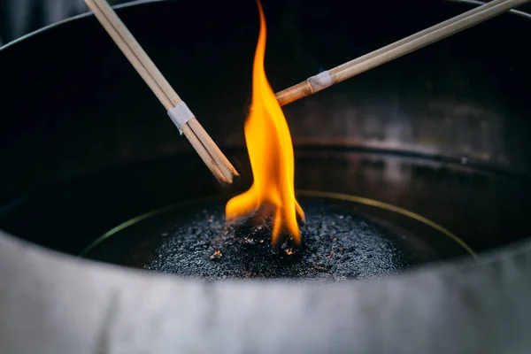 Rökelse eller joss stick bränna med oljelampor betala respekt till Buddha. — Stockfoto