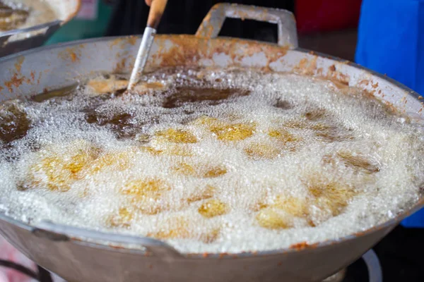 Freír, cocinar alimentos proceso se sumerge en aceite caliente . — Foto de Stock