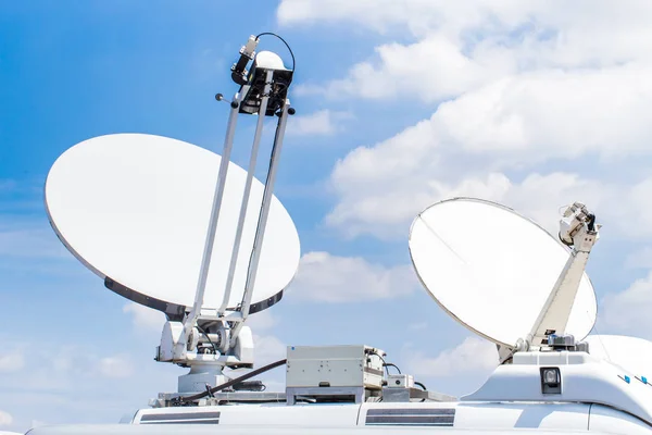 モバイル衛星放送受信アンテナ、デジタル メディア放送とデータ通信の概念. — ストック写真