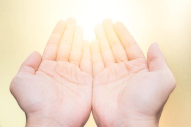 adam el avuç Altın ışık, verilmesi veya yardım kavramı ile.