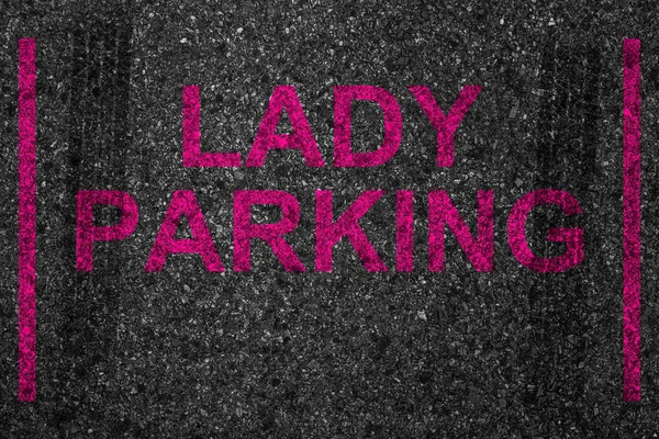 Reserverad parkering slot med Måla text ordet lady parkering, kvinna förare kör stop utrymme — Stockfoto