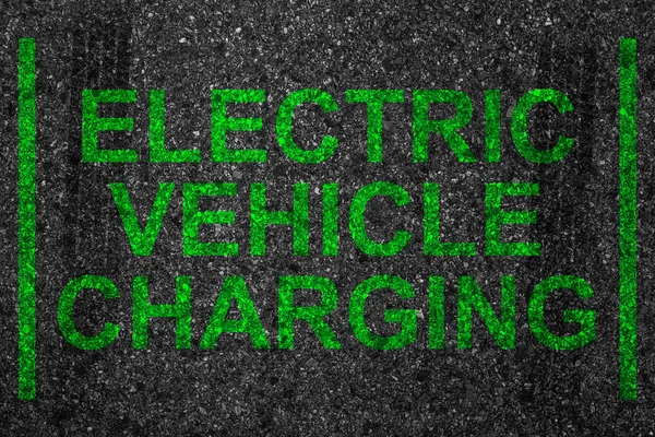 Emplacement de parking réservé avec peinture texte mot véhicule électrique charge, batterie moteur conduite arrêt espace — Photo