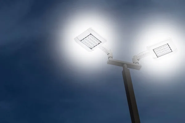LED światła powodzi parking zewnętrzny działa na noc, Oszczędzanie energii. — Zdjęcie stockowe